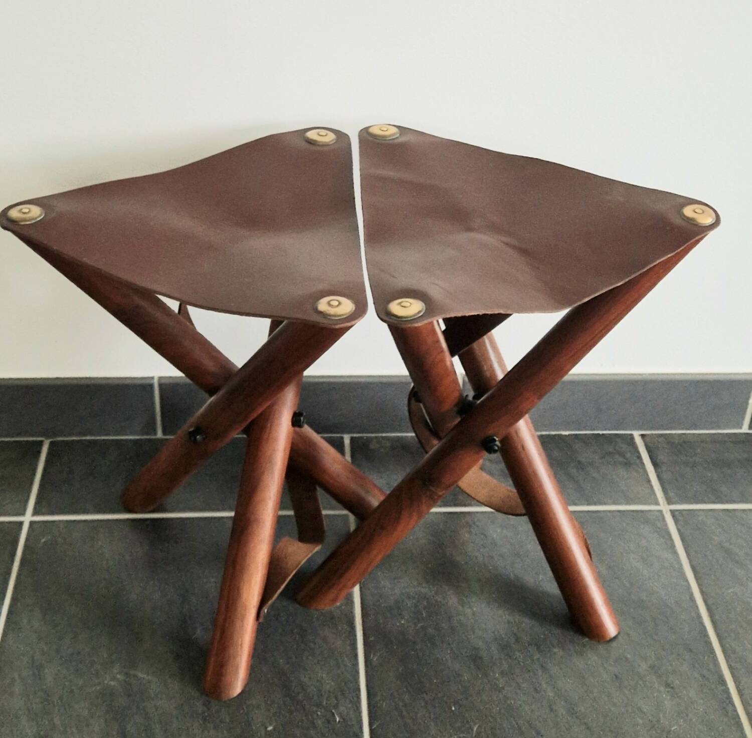Ensemble de tabourets tripode teck et cuir