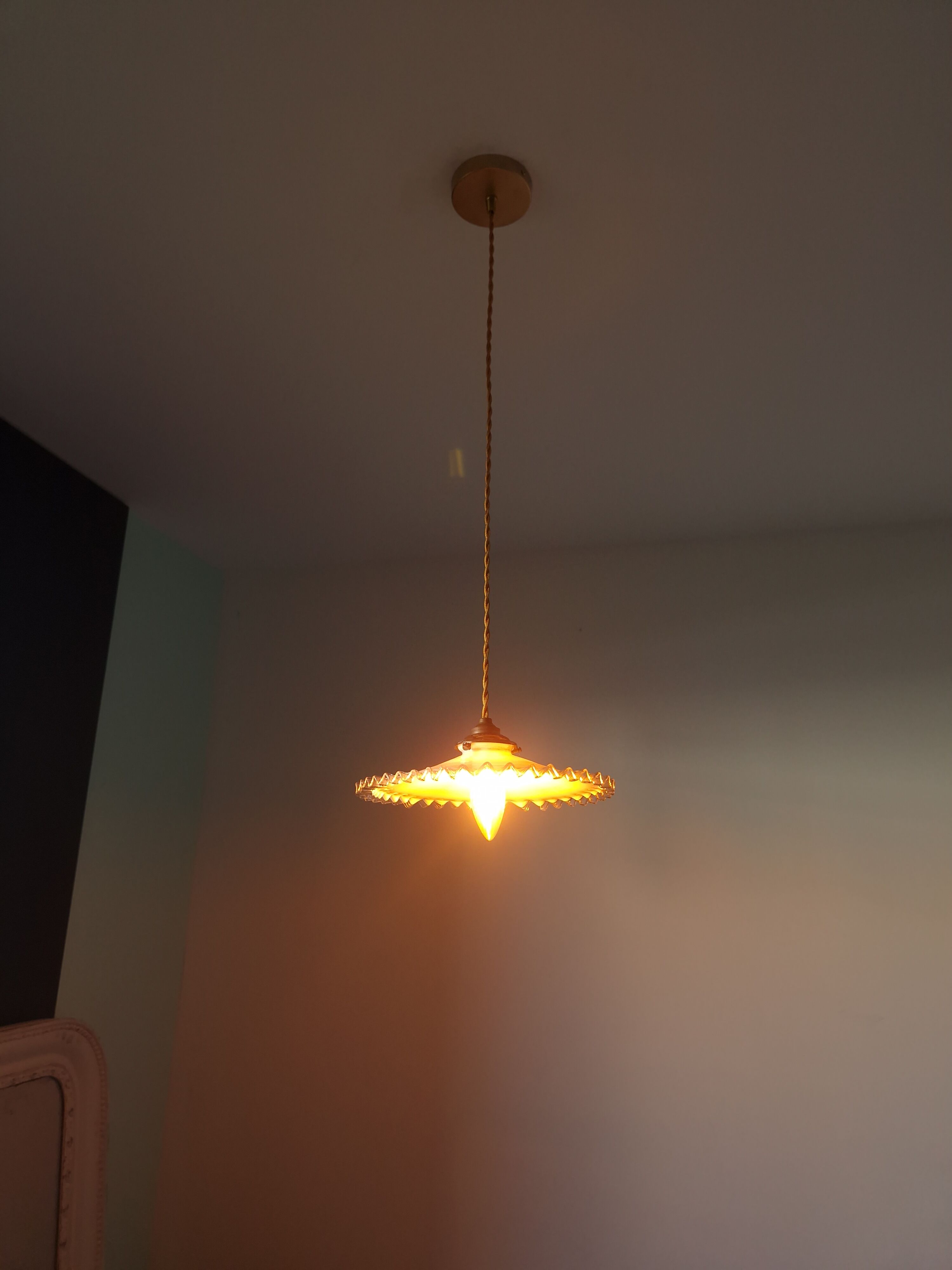 Suspension vintage en opaline dentelée