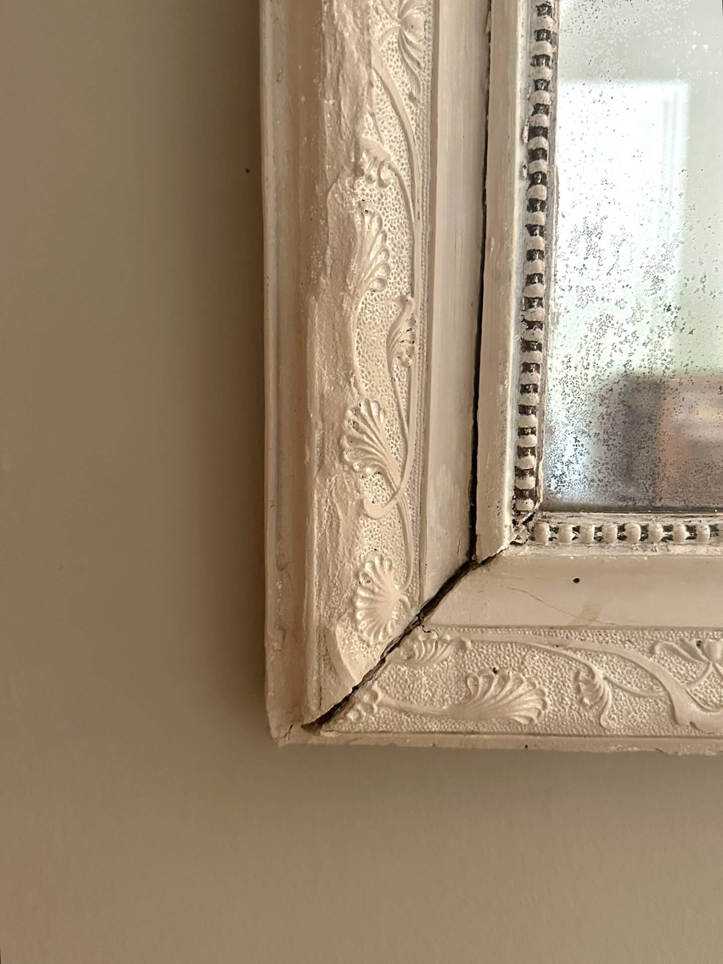 Antique Louis-Philippe mirror with pearls and shells, white patina.