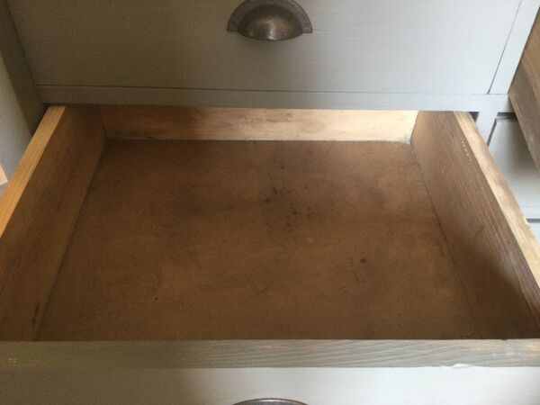 Bibliothèque ancienne avec tiroirs