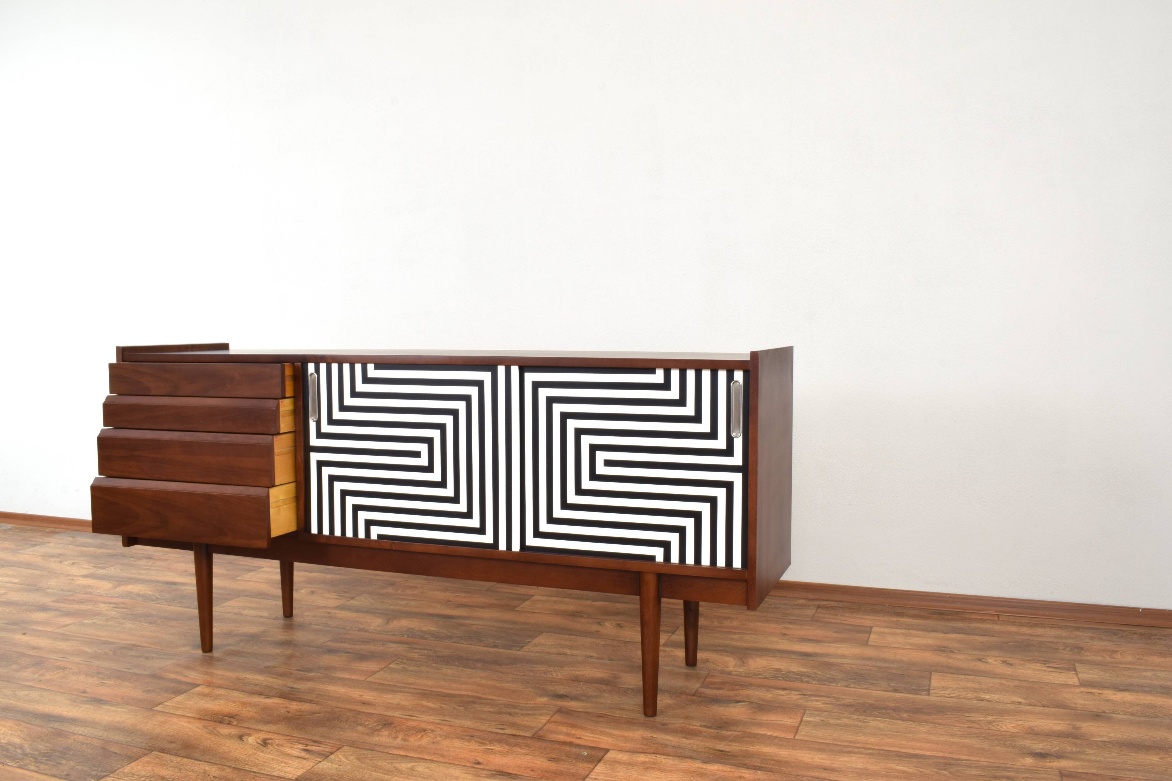 Enfilade Op-Art Mid-Century en Noyer Peint à la Main de Bytomskie Fabryki Mebli, 1960s.