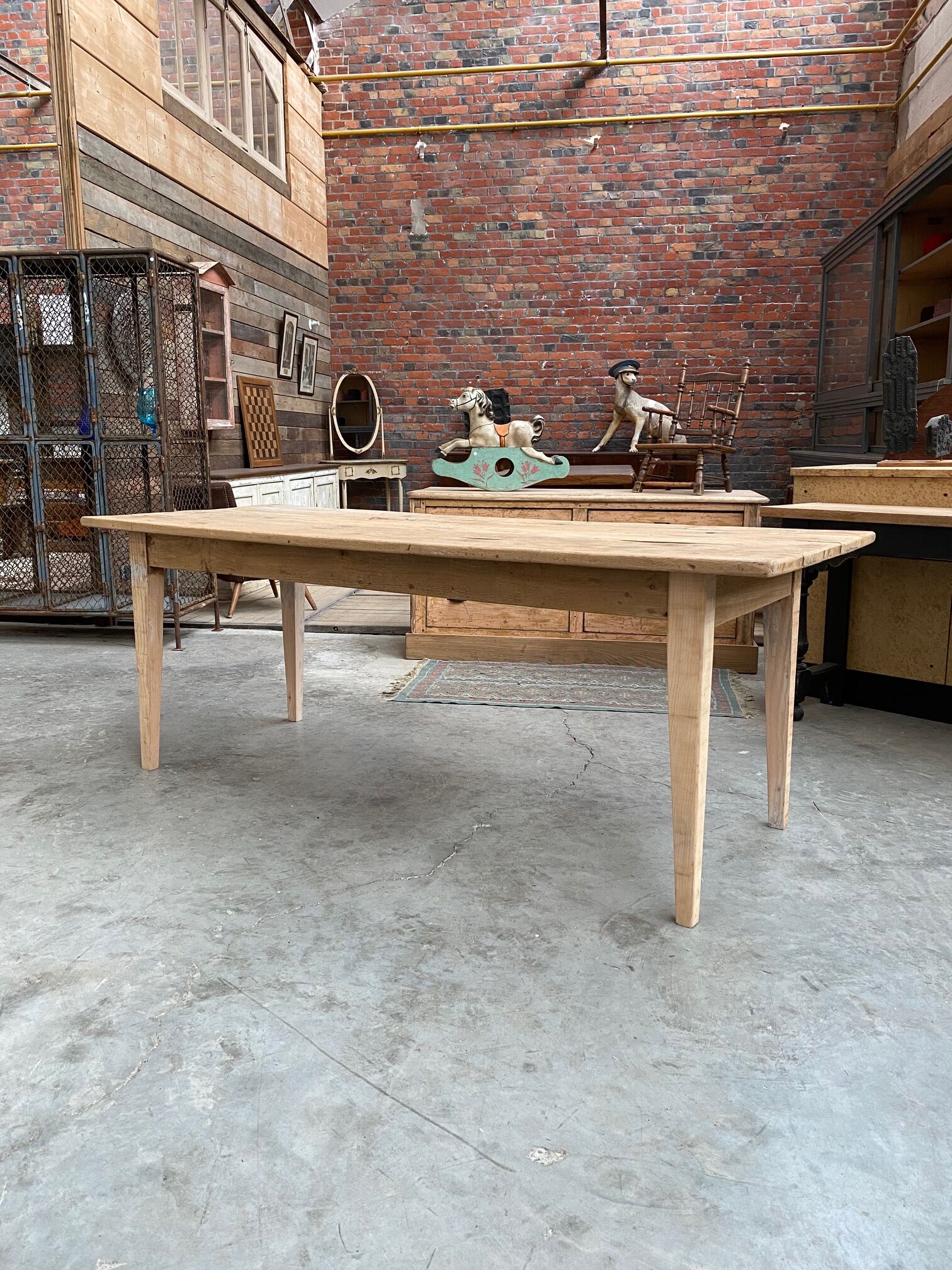 Firm table spindle legs