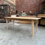 Firm table spindle legs