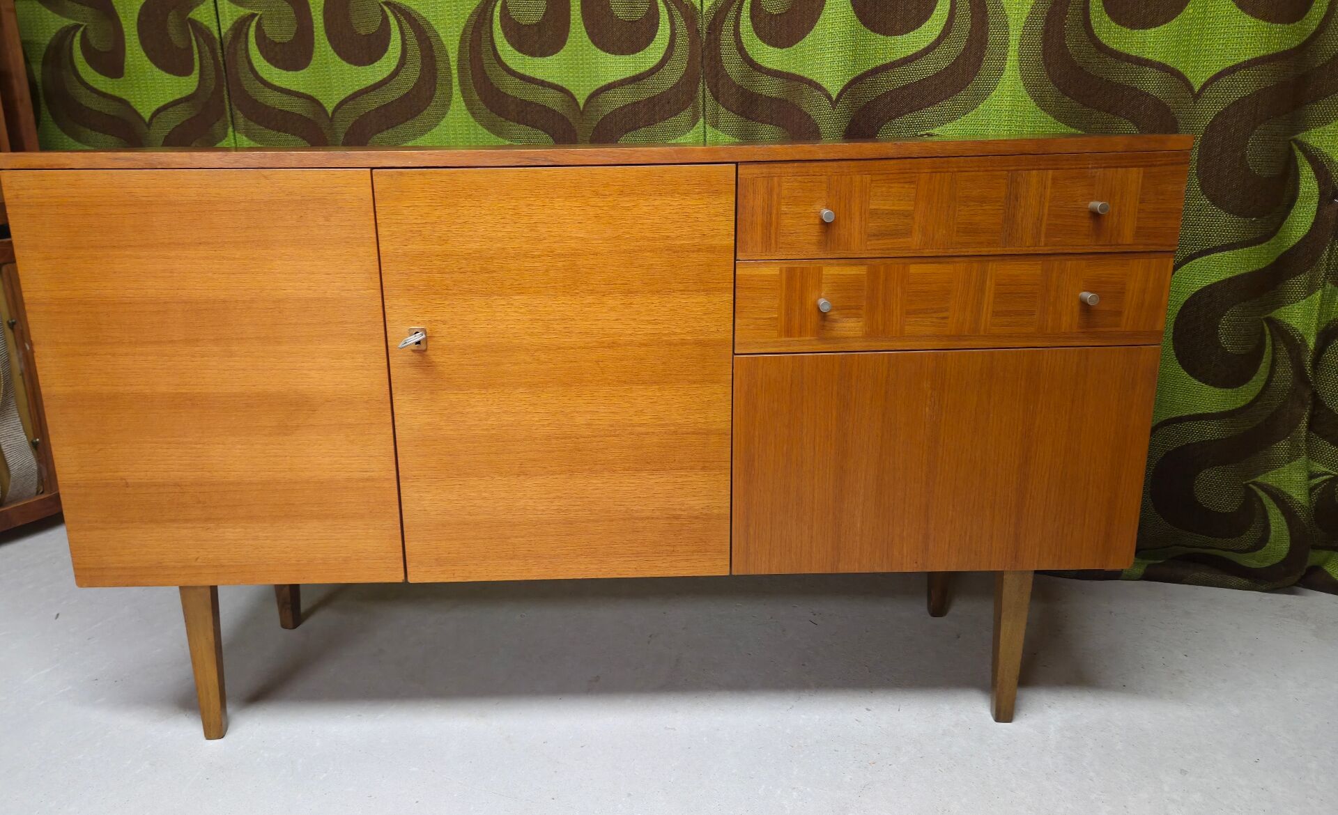 Vintage enfilade in teak veneer from the 60s/70s.