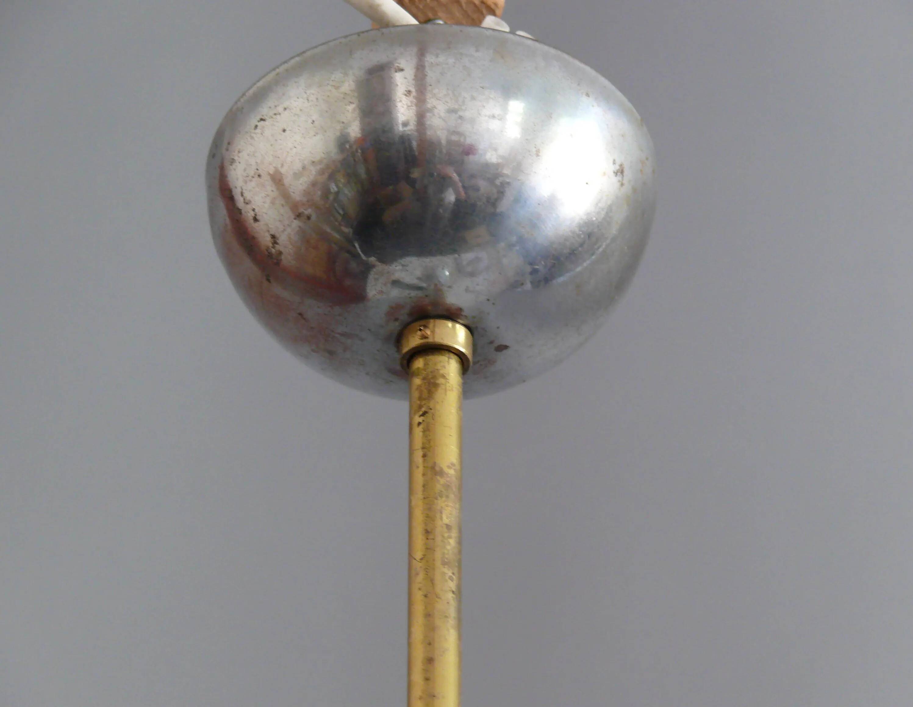 Une paire de grandes lampes sphériques Art Déco avec abat-jour en verre opale et douilles chromées - Bauhaus - 1930-1940