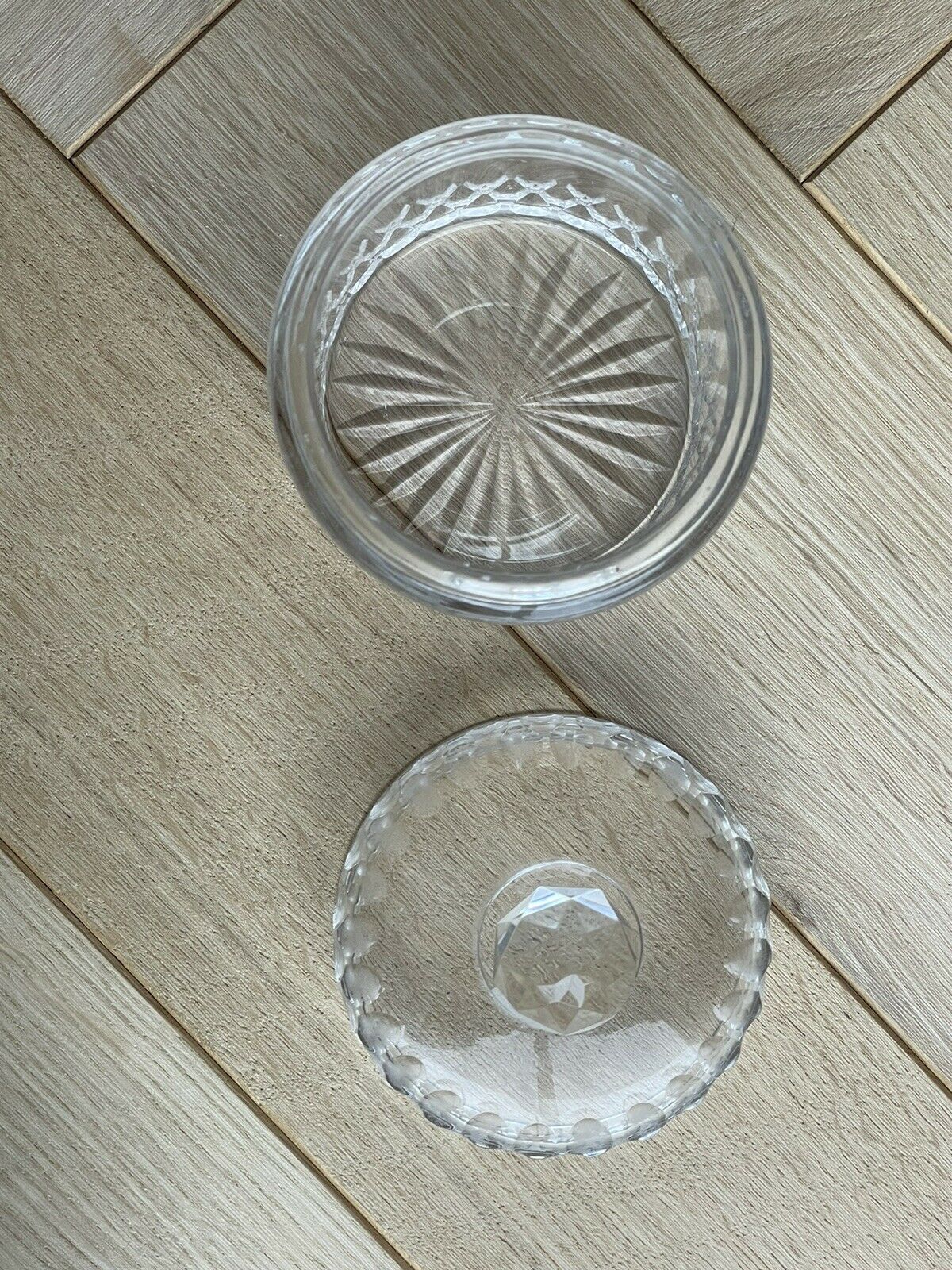 Chiseled crystal powder box