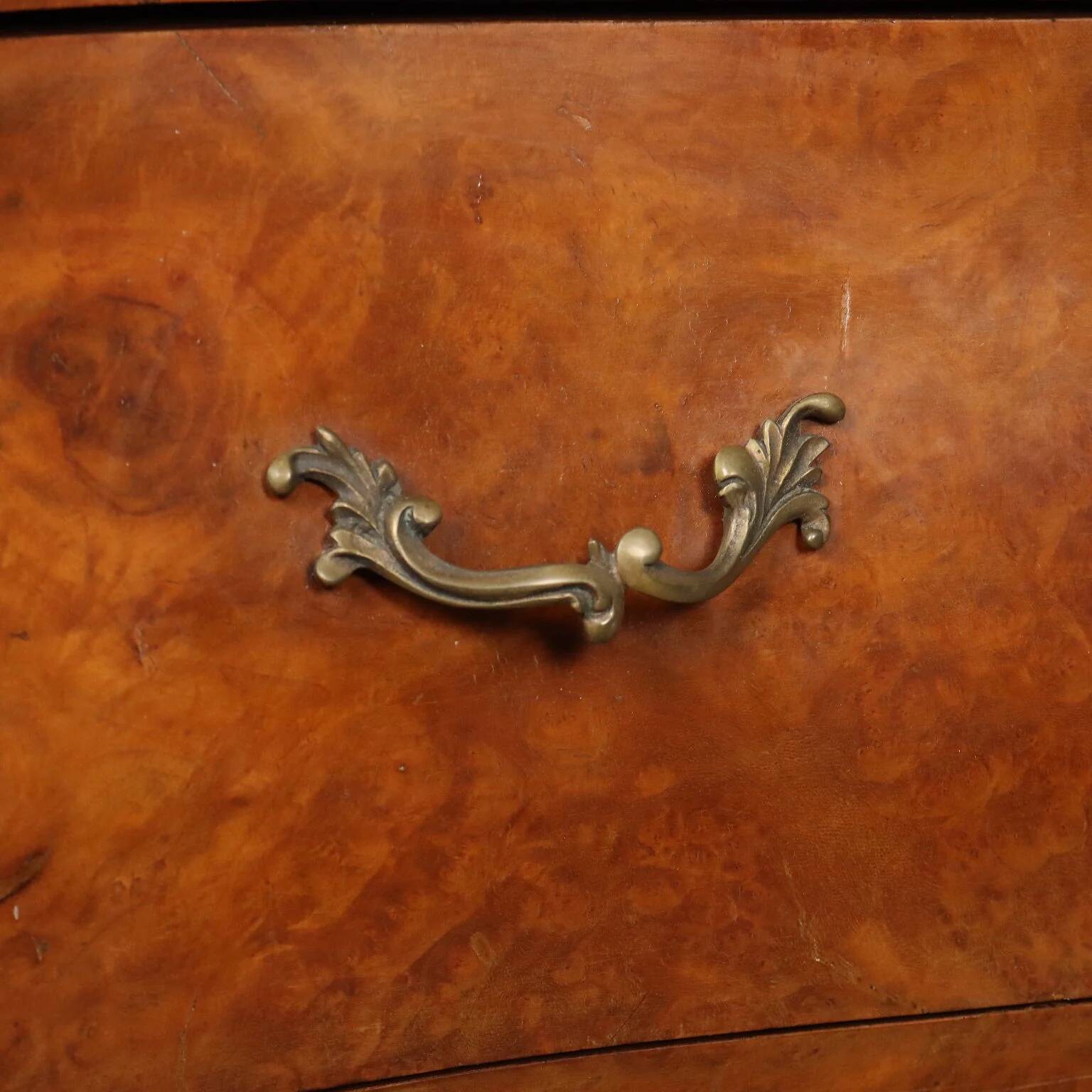 Paire de commodes anciennes style baroque en noyer XIXe siècle