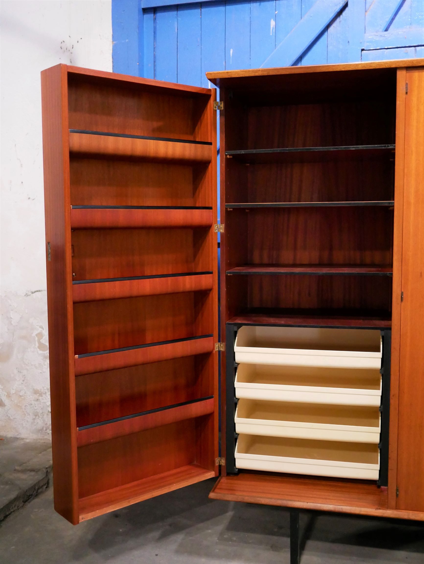 Armoire vintage en teck par les éditions Rozier