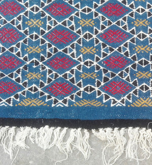 Kilim berbère bleu fait à la main en pure laine 140 x 250 cm