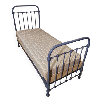 Lit à barreaux avec sommier et matelat