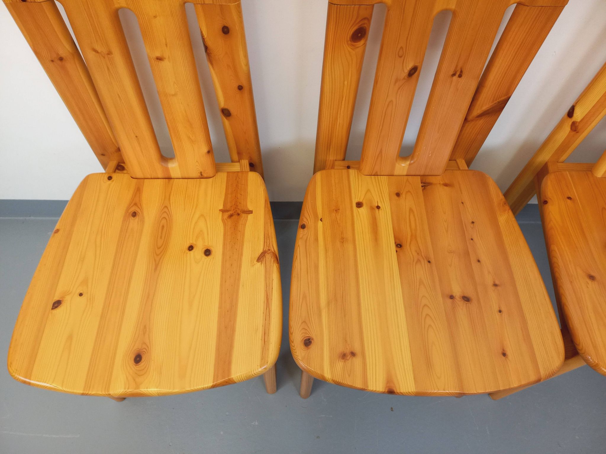 Suite de 4 chaises vintage en pin des années 70 80