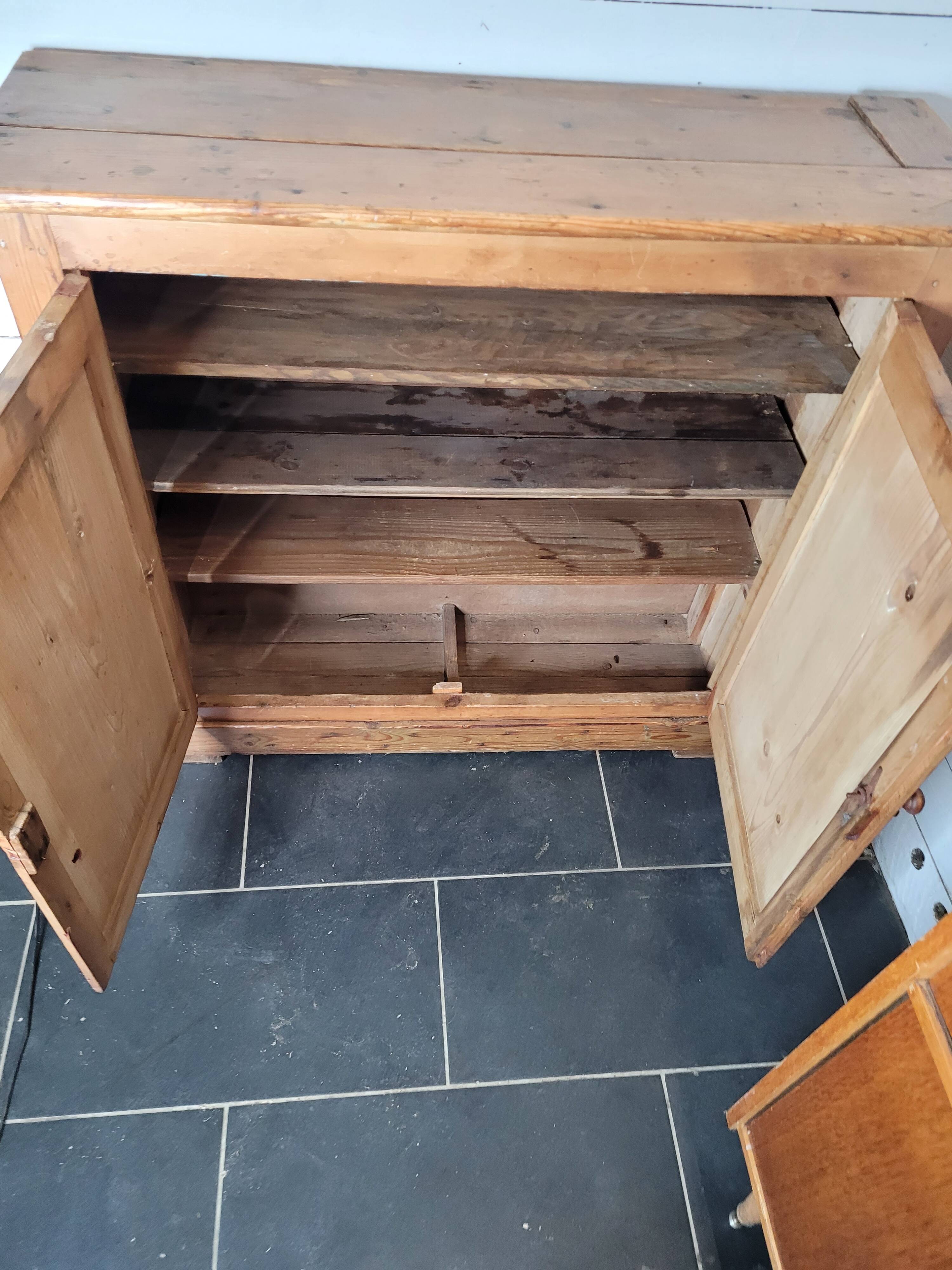 Old 2-door fir sideboard, 104×31cms