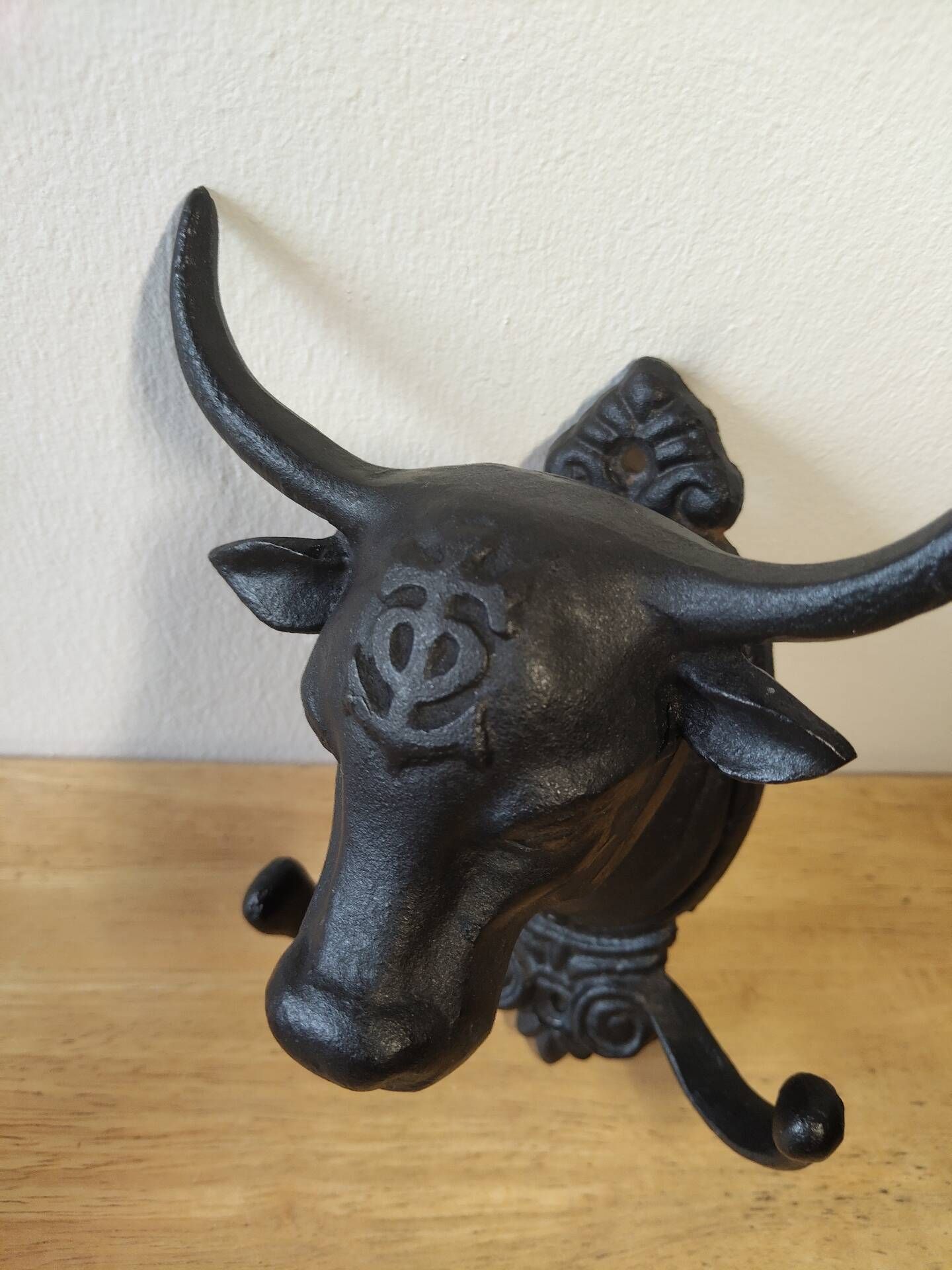 Wall-mounted coat hook in cast iron, bull's head and Camargue cross