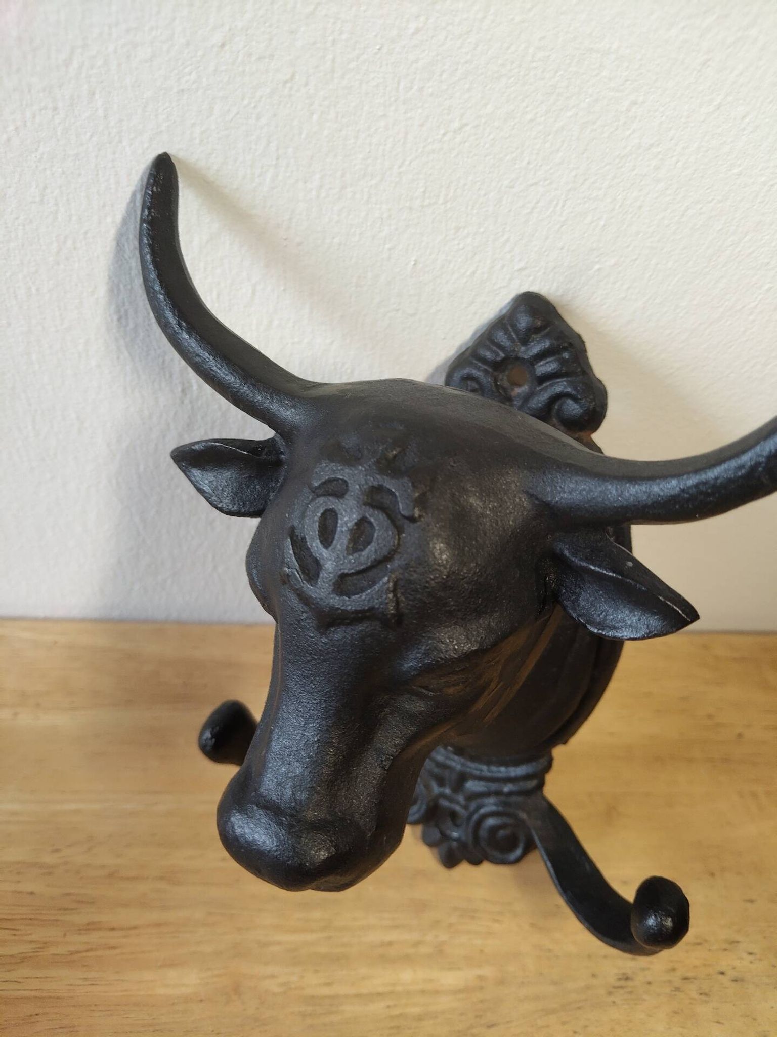Patère murale en fonte, tête de taureau et croix de Camargue