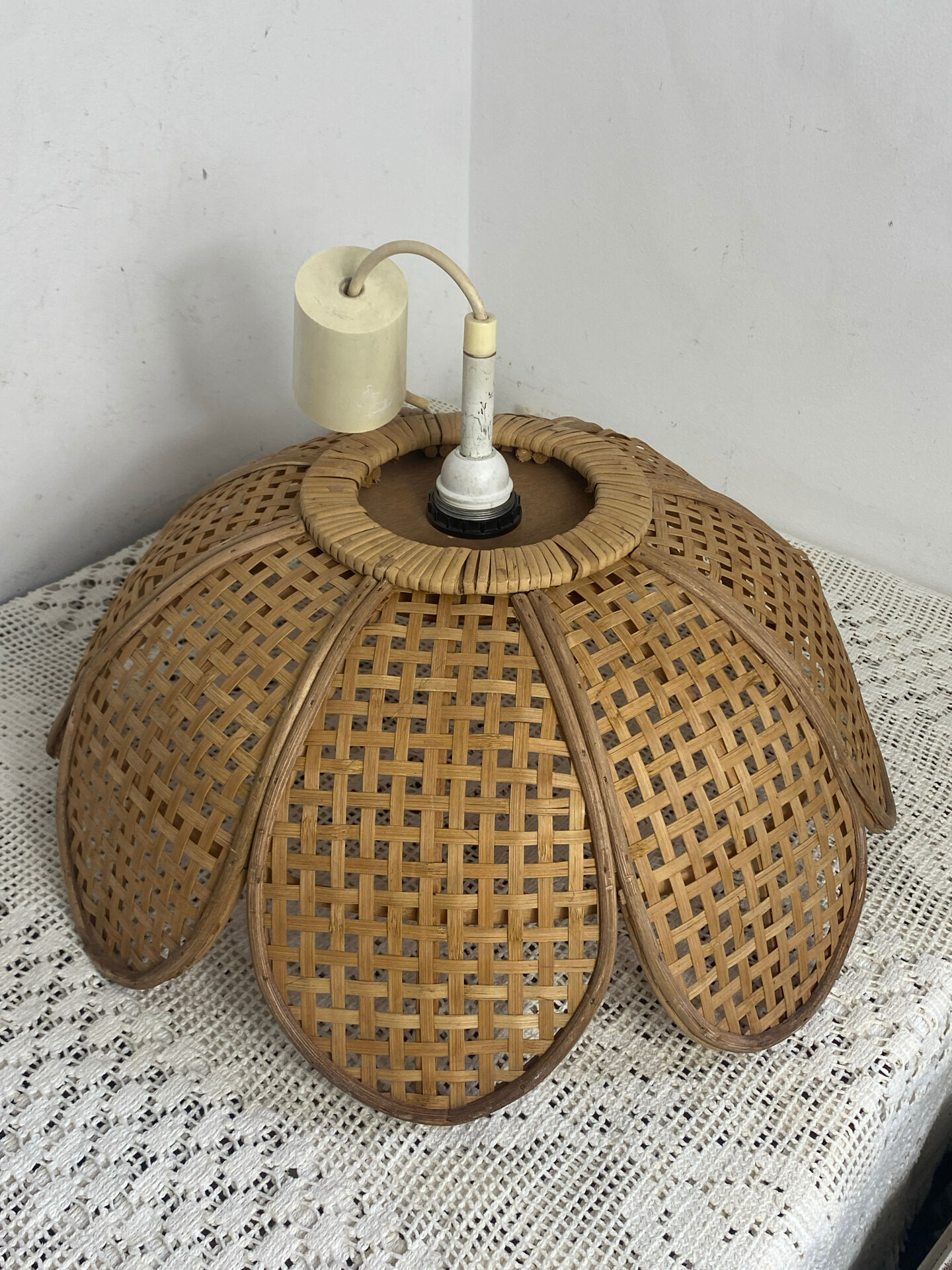 Natural woven wicker flower suspension