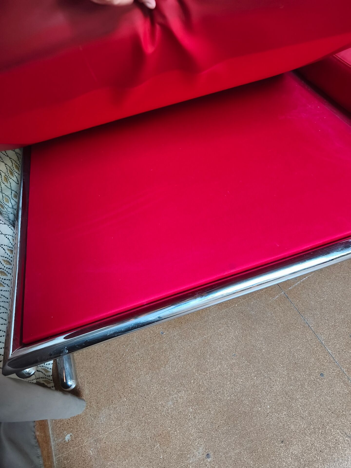 Large vintage red leather three-seater sofa – circa 1960 – structure e
