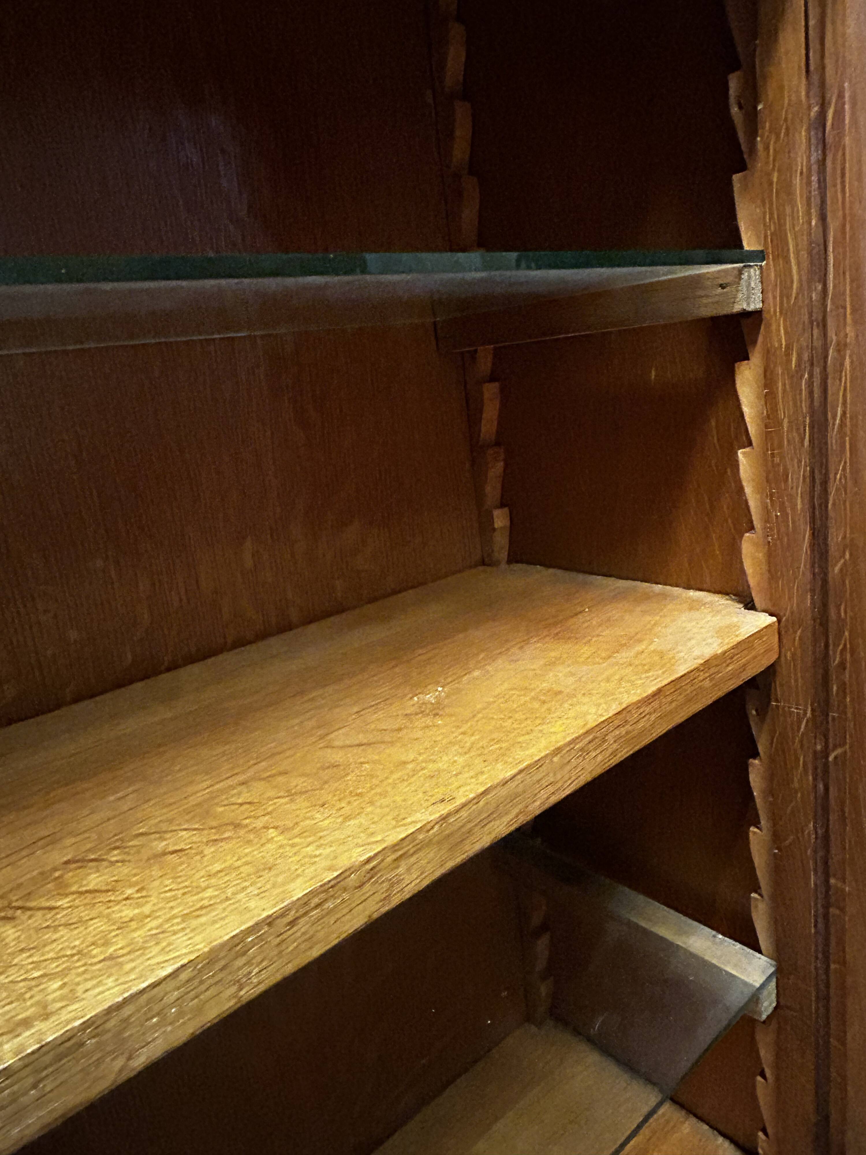 Small vintage wall display cabinet in wood and glass – mixed shelves