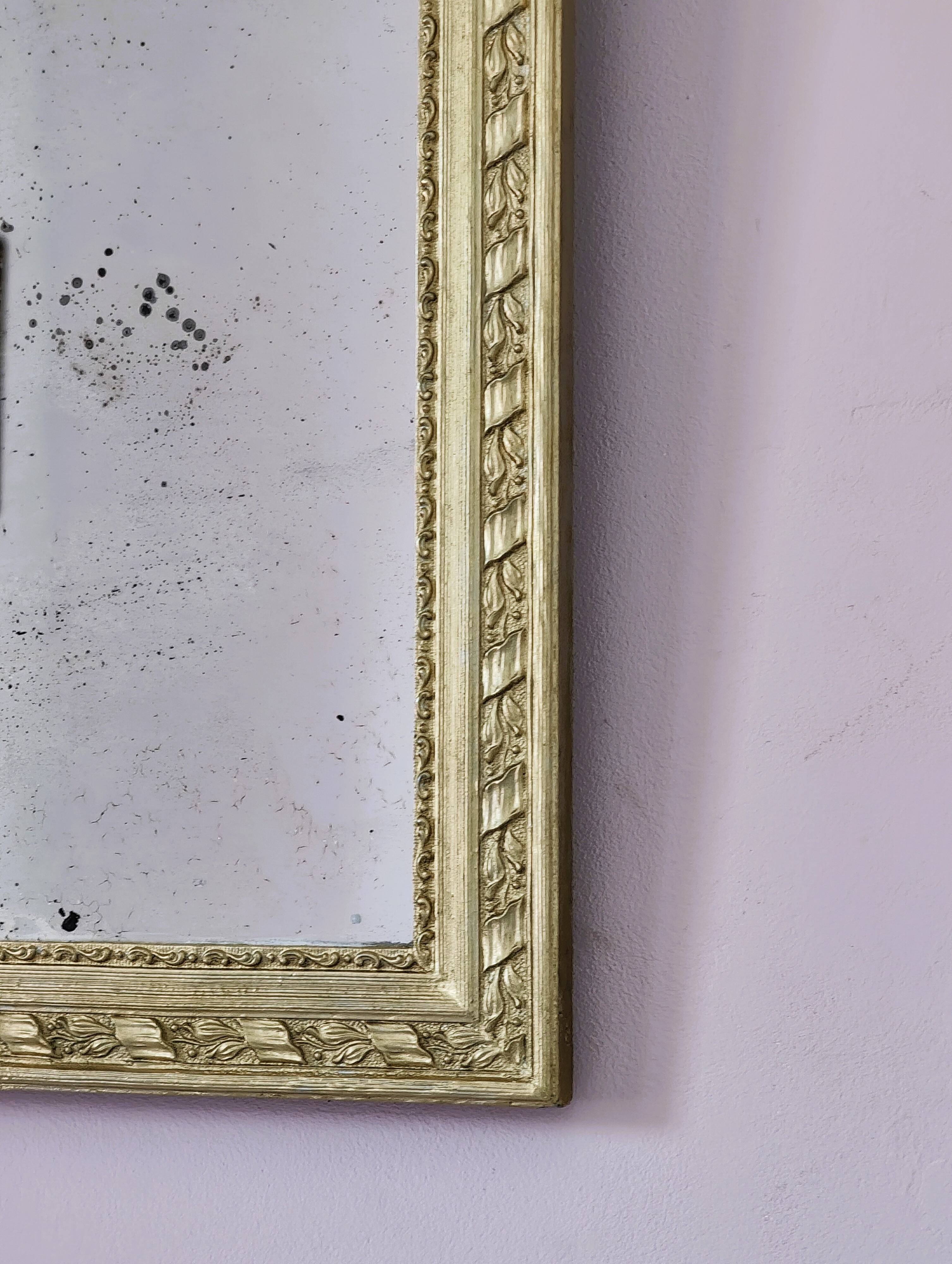 Petit miroir ancien en bois doré avec fronton