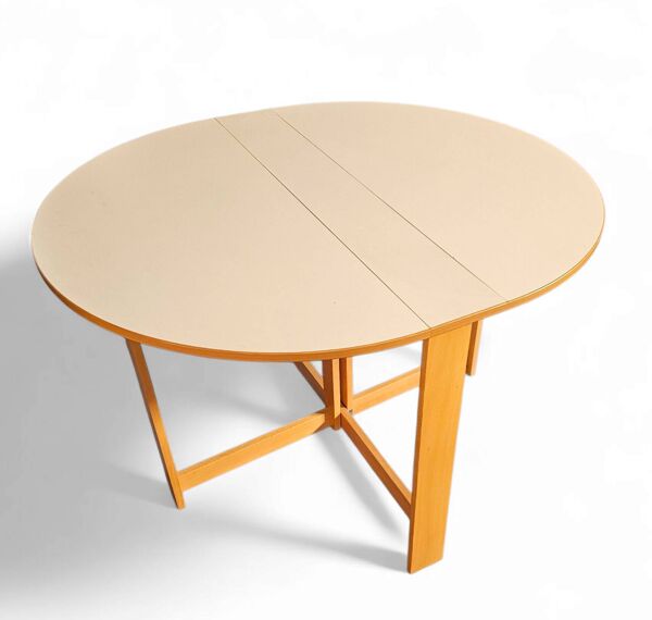 Table à manger pliante scandinave vintage avec rallonges latérales. Le plateau ovale est