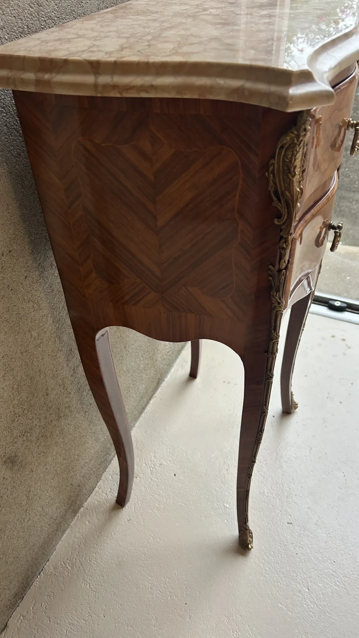 Table de chevet  style Louis XV en marqueterie et plateau m
