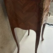 Table de chevet  style Louis XV en marqueterie et plateau m