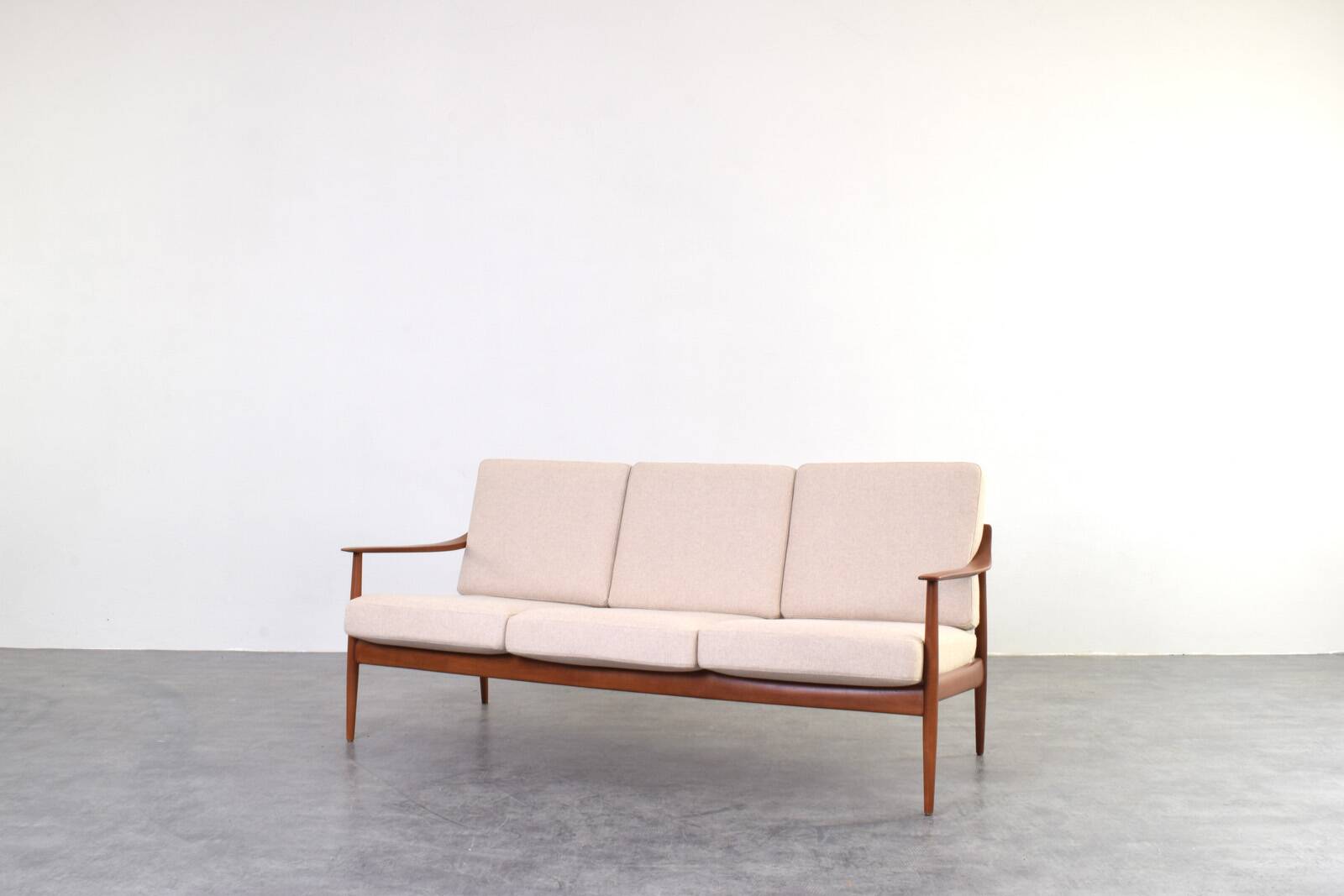 Mid-Century Teak Sofa from Knoll Antimott, 1960s.