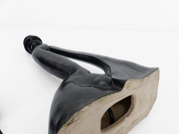 Pied de lampe sculptural anthropomorphe en céramique noire, Gil Agnoloni, I