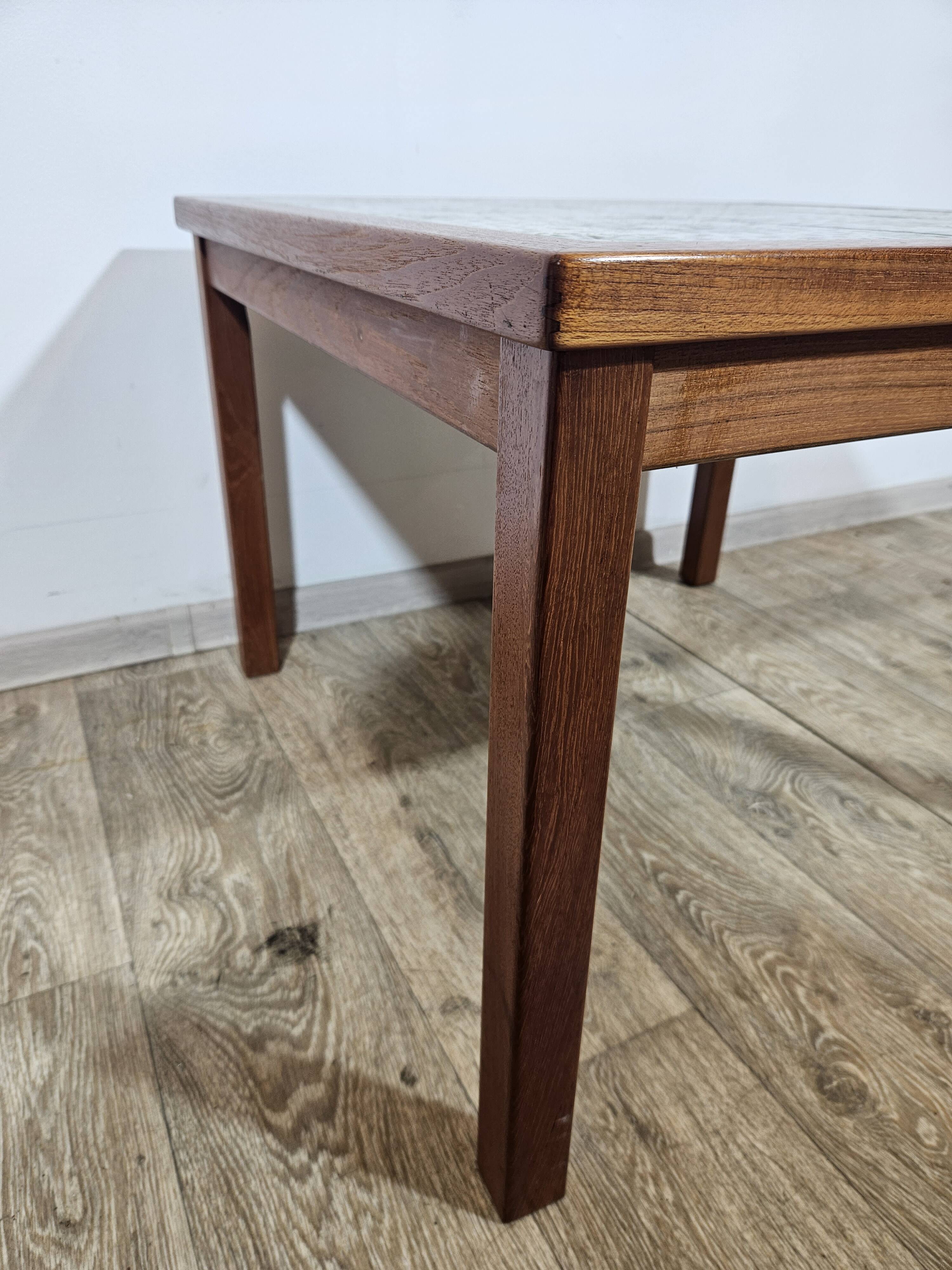 Table en teck avec céramiques, Danemark, années 1960.