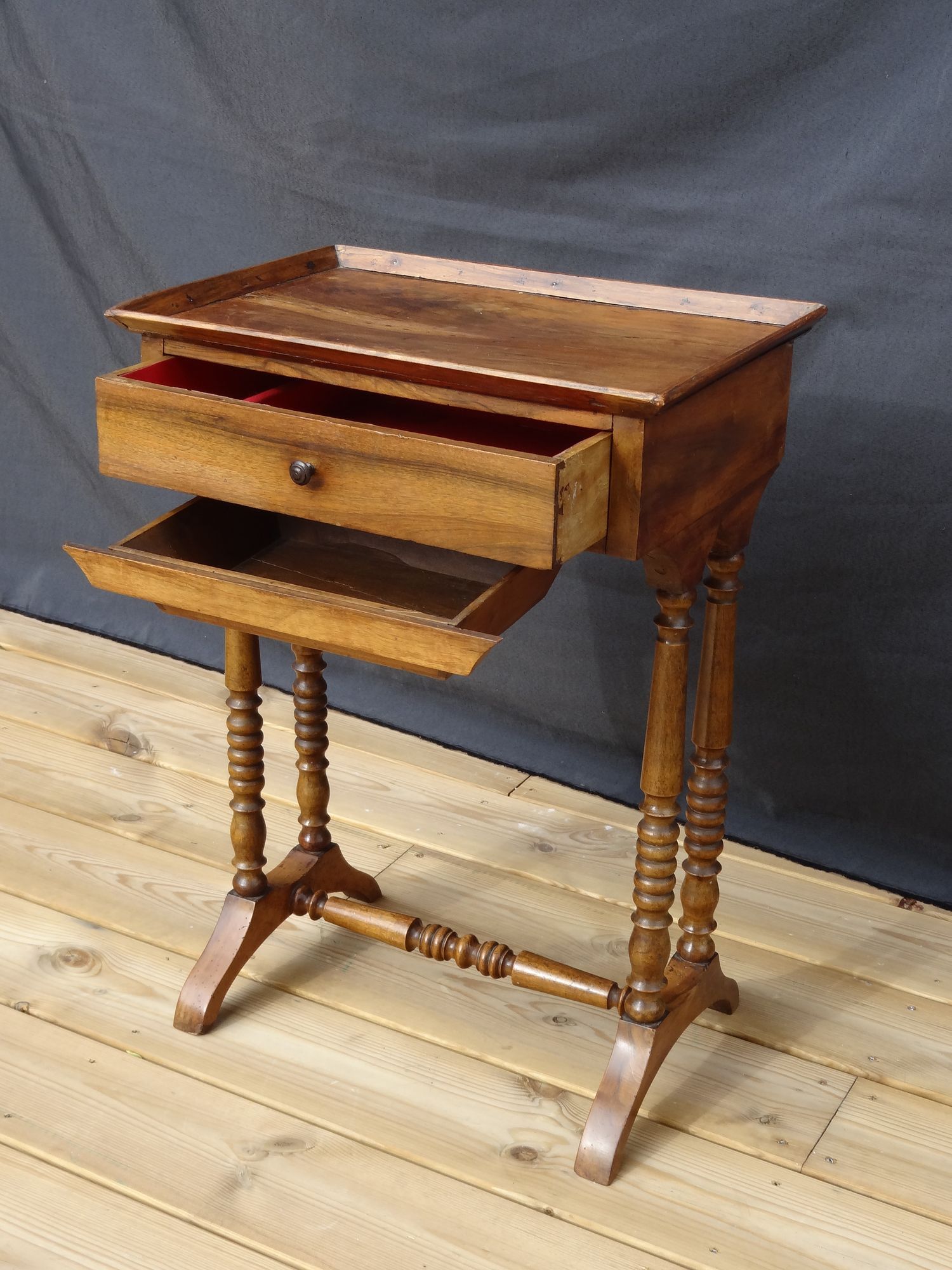 Walnut work table with two drawers, early nineteenth, 46 x 65 cm