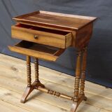 Table d'ouvrage en noyer à deux tiroirs, début XIXème, 46 x 65 cm