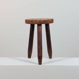 Tabouret de lait vintage à trois pieds en bois de style brutaliste avec décor sculpté