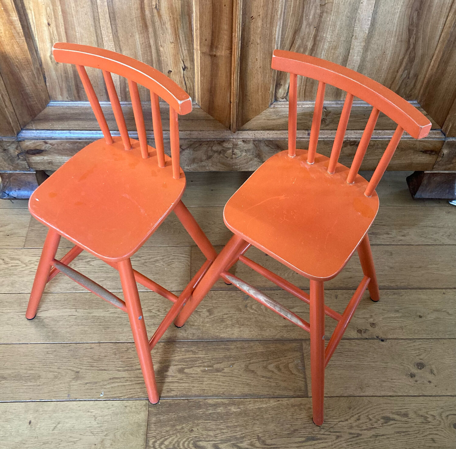 Vintage solid wood high chairs in Western style for children.