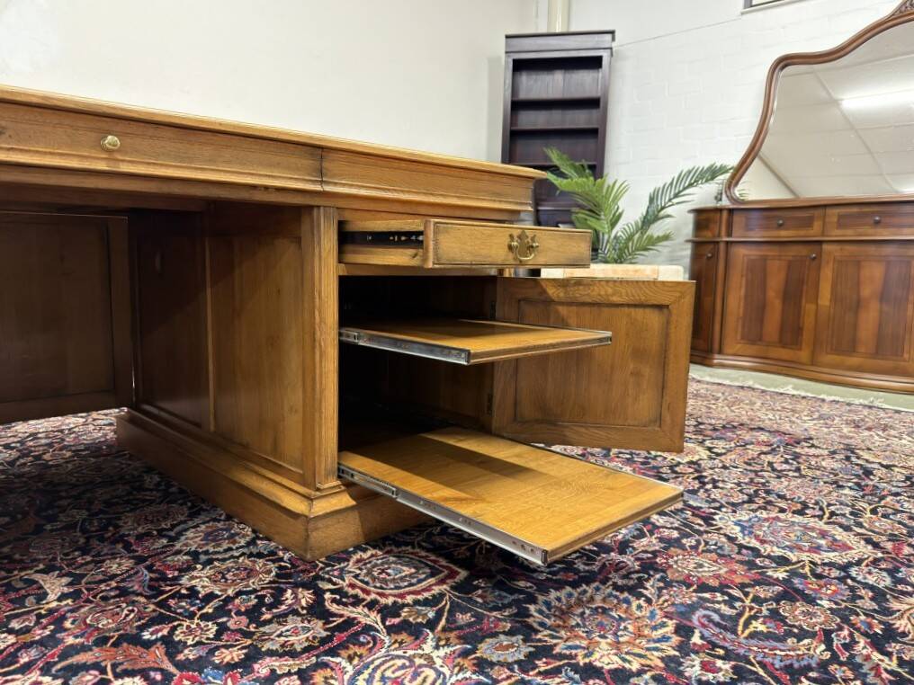 Ensemble de bureau classique RAC en anglais avec table de conférence