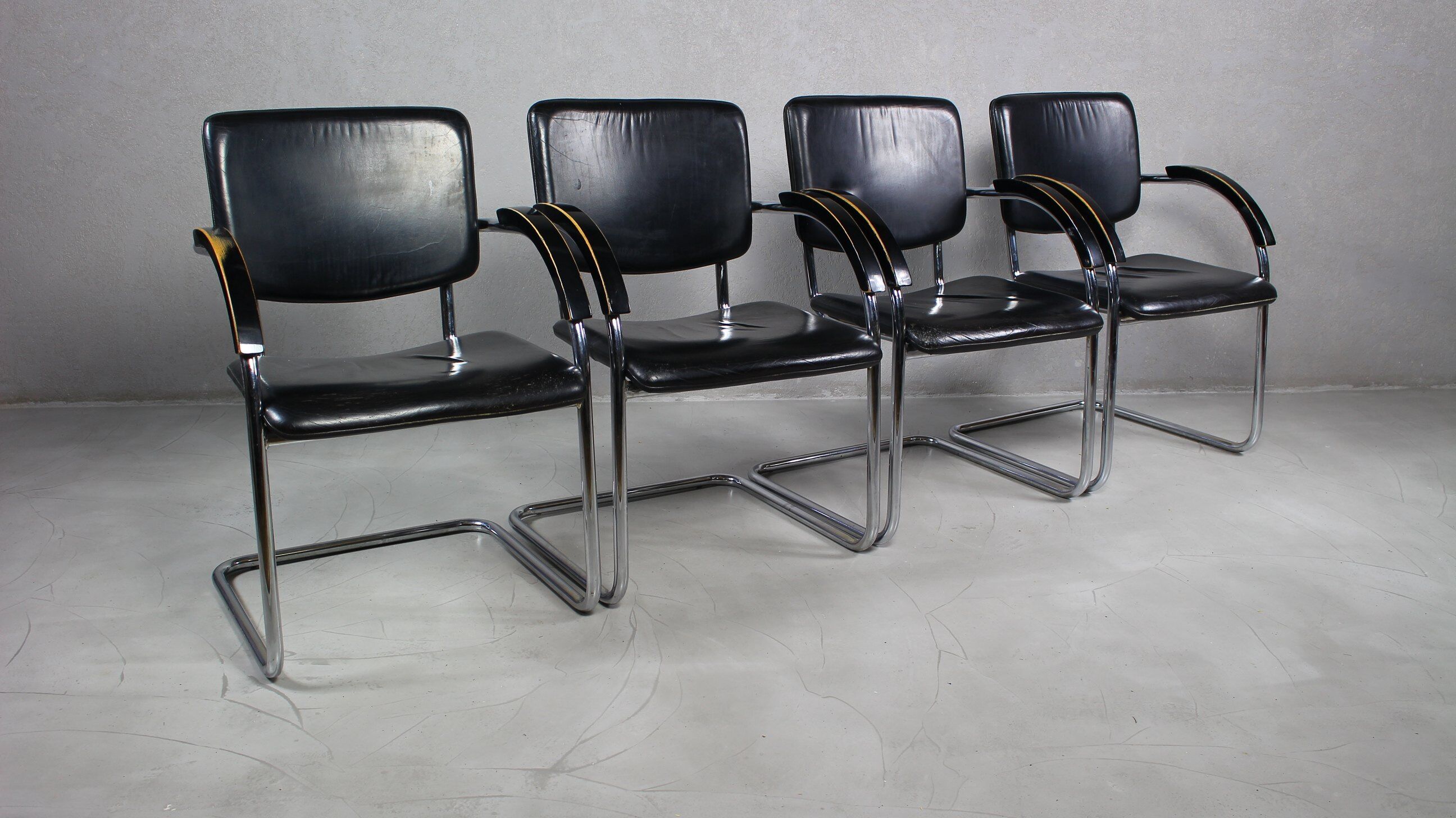 Set of 4 vintage tubular steel lounge chair