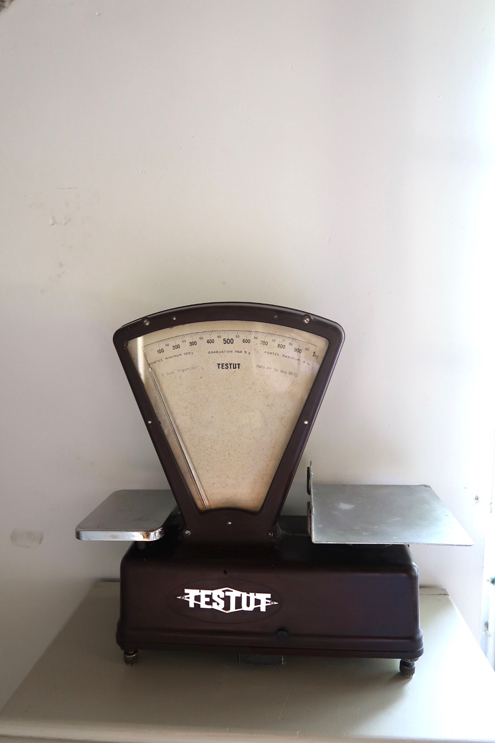 Vintage Testut grocery scale