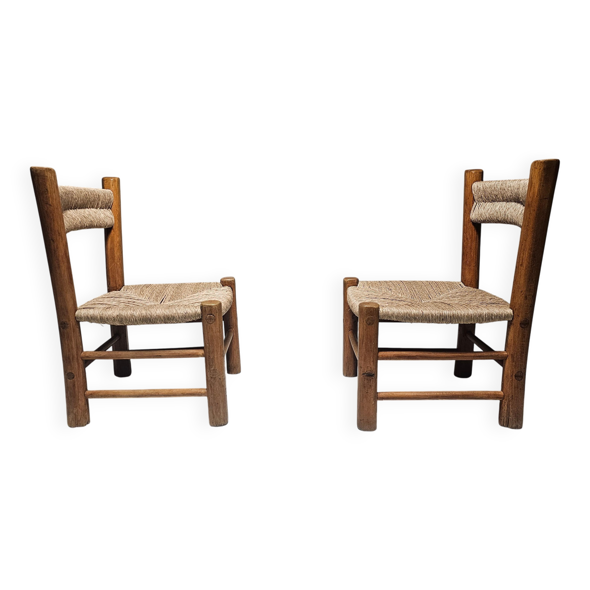 Pair of rustic French low chairs made of elm wood and straw, 1960s.