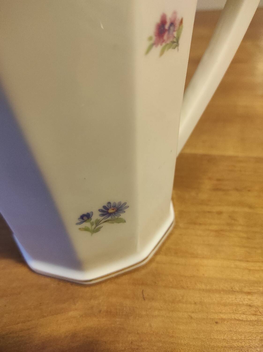 Coffee maker with floral decoration