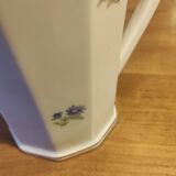 Coffee maker with floral decoration