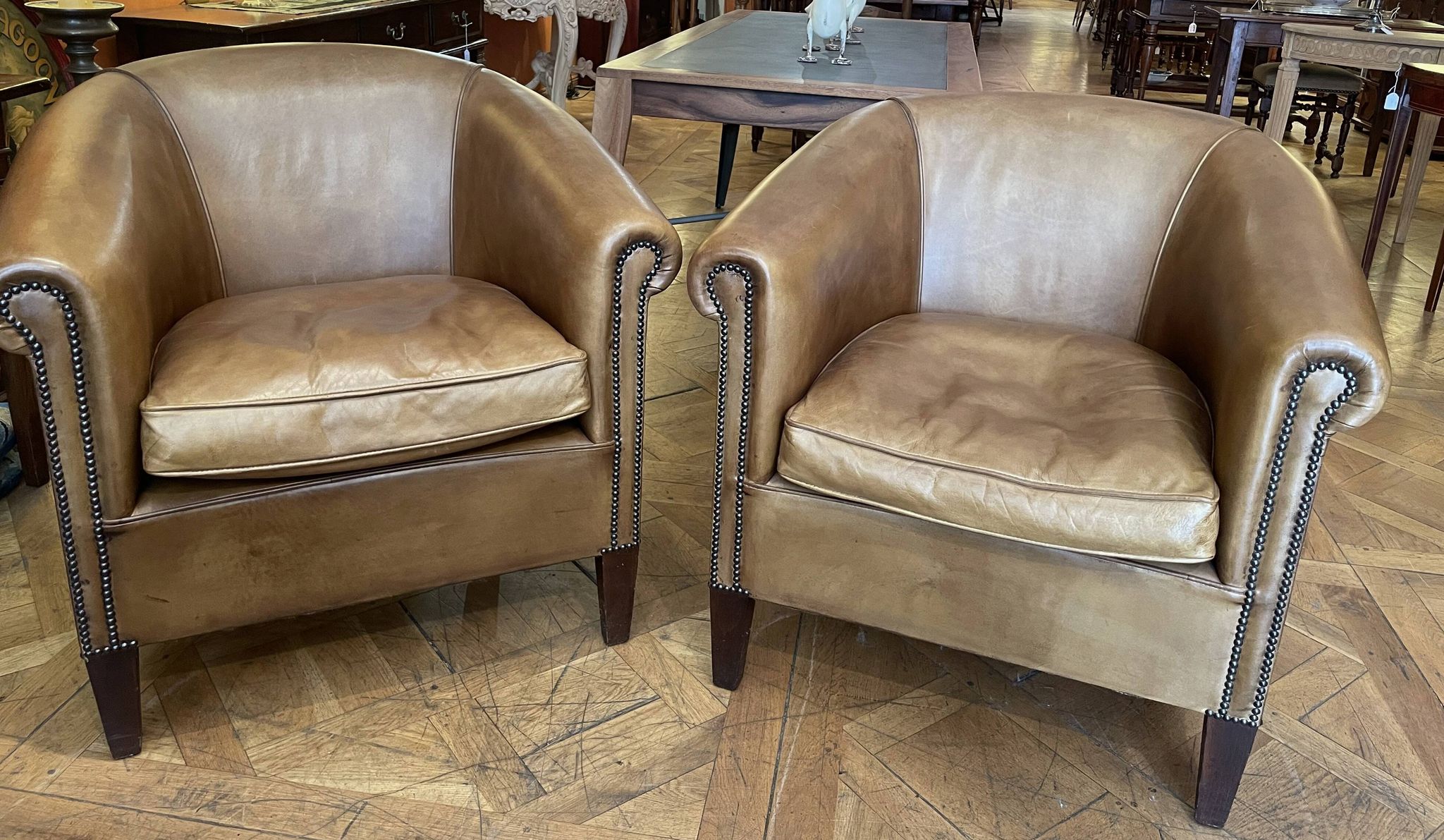 Paire de fauteuils club en cuir couleur camel