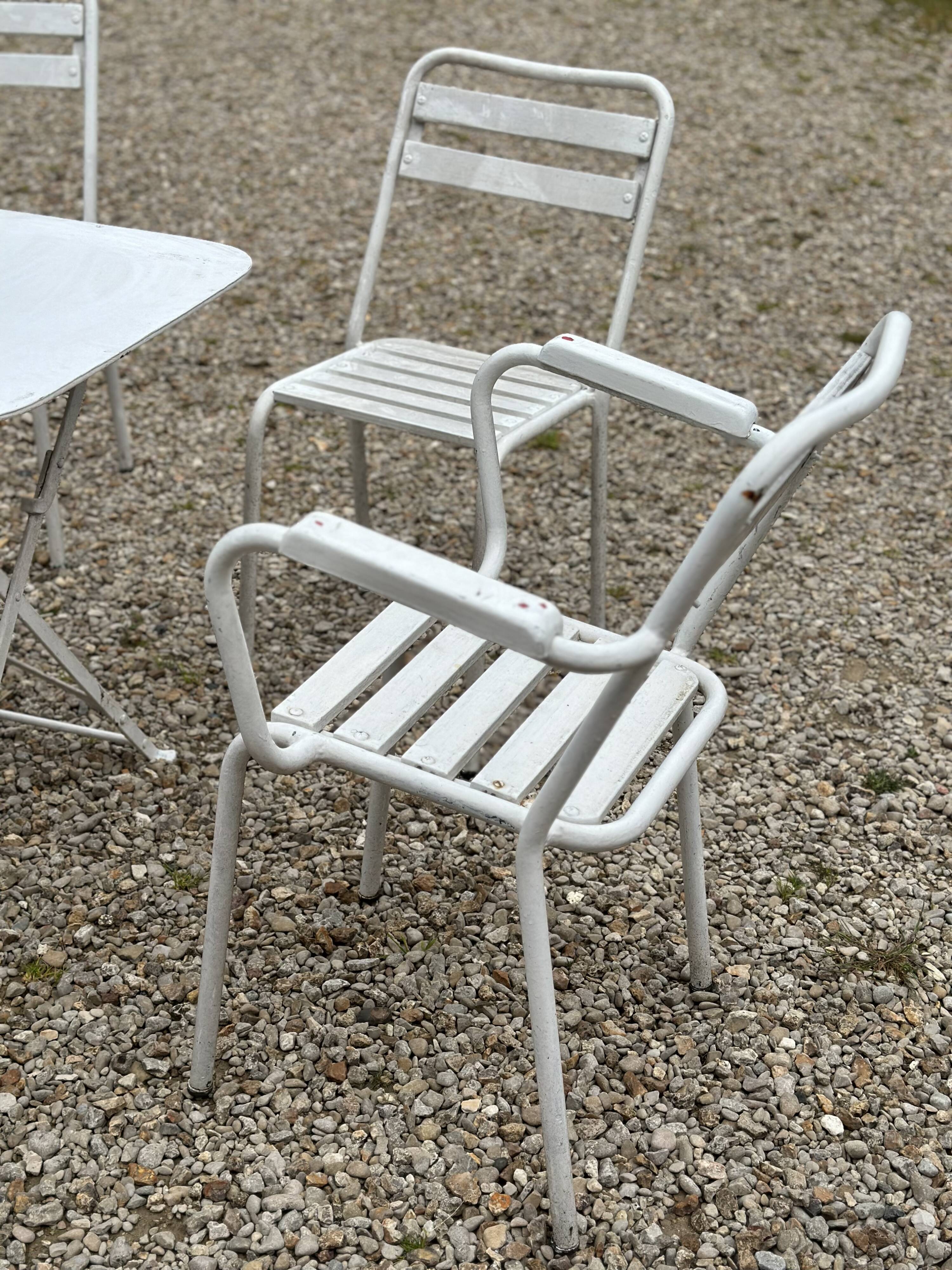 Garden furniture in wrought iron and wooden slats composed of two armchairs, 4 chairs and a table.