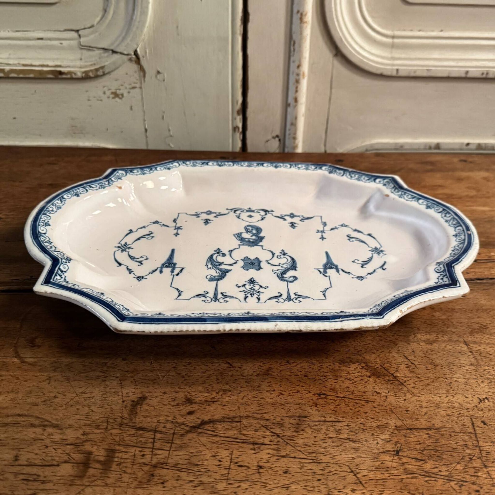 Plat ovale en faïence de Moustiers camaïeu bleu