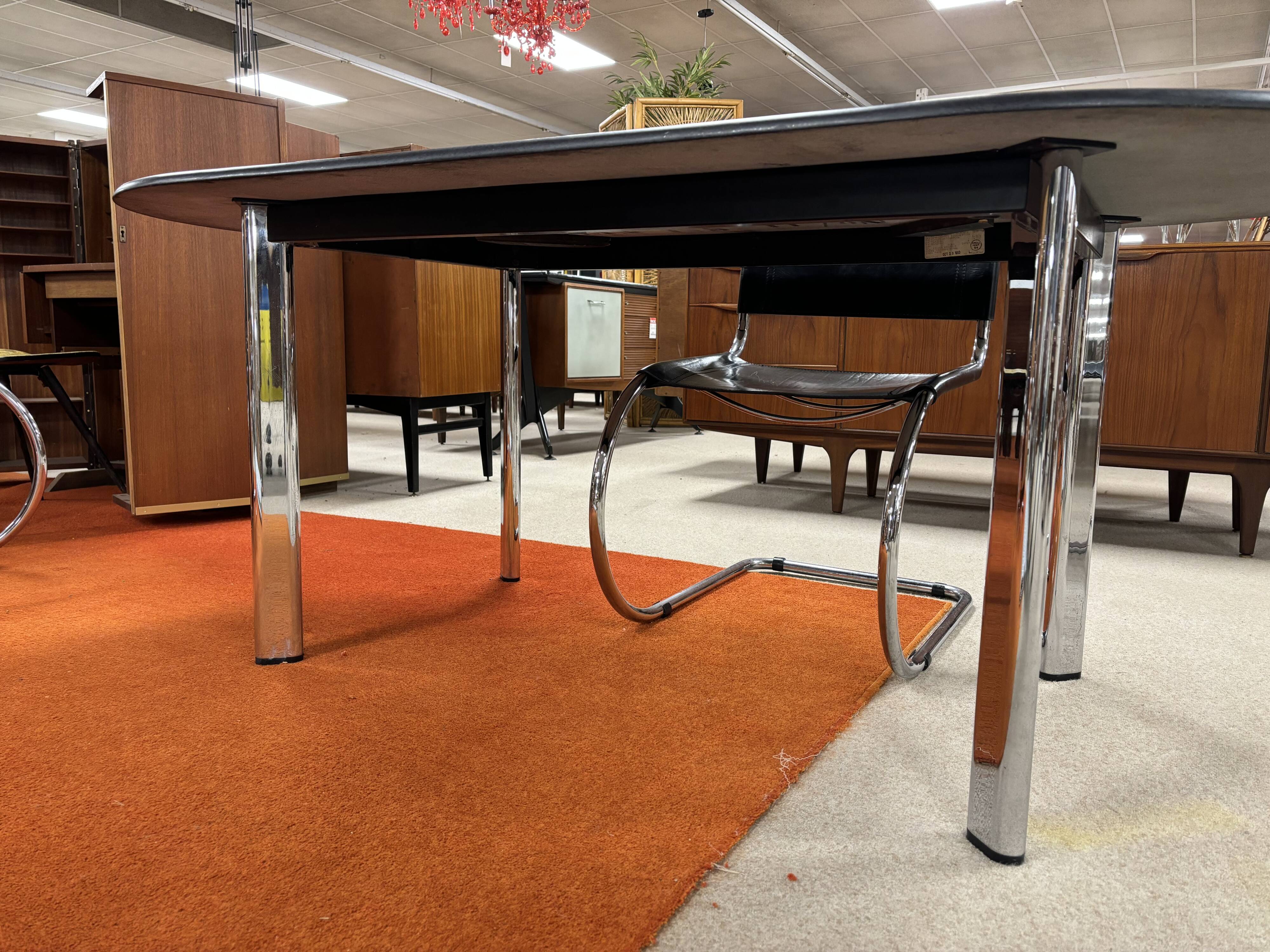 Knoll oval table with black marble and chrome legs by Joe d'Urso, 1983
