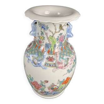 Chine, vase en porcelaine polychrome décor relief XXème