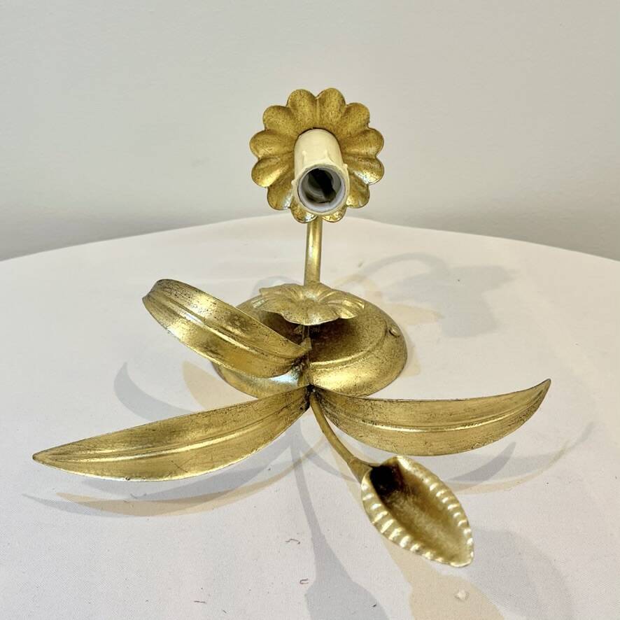 Gold leaf metal flower wall sconce, 1970s-1980s, Hollywood Regency Masca