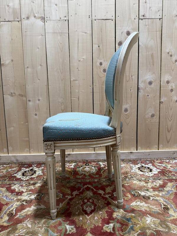 Suite de 6 chaises médaillons de style Louis XVI rechampi