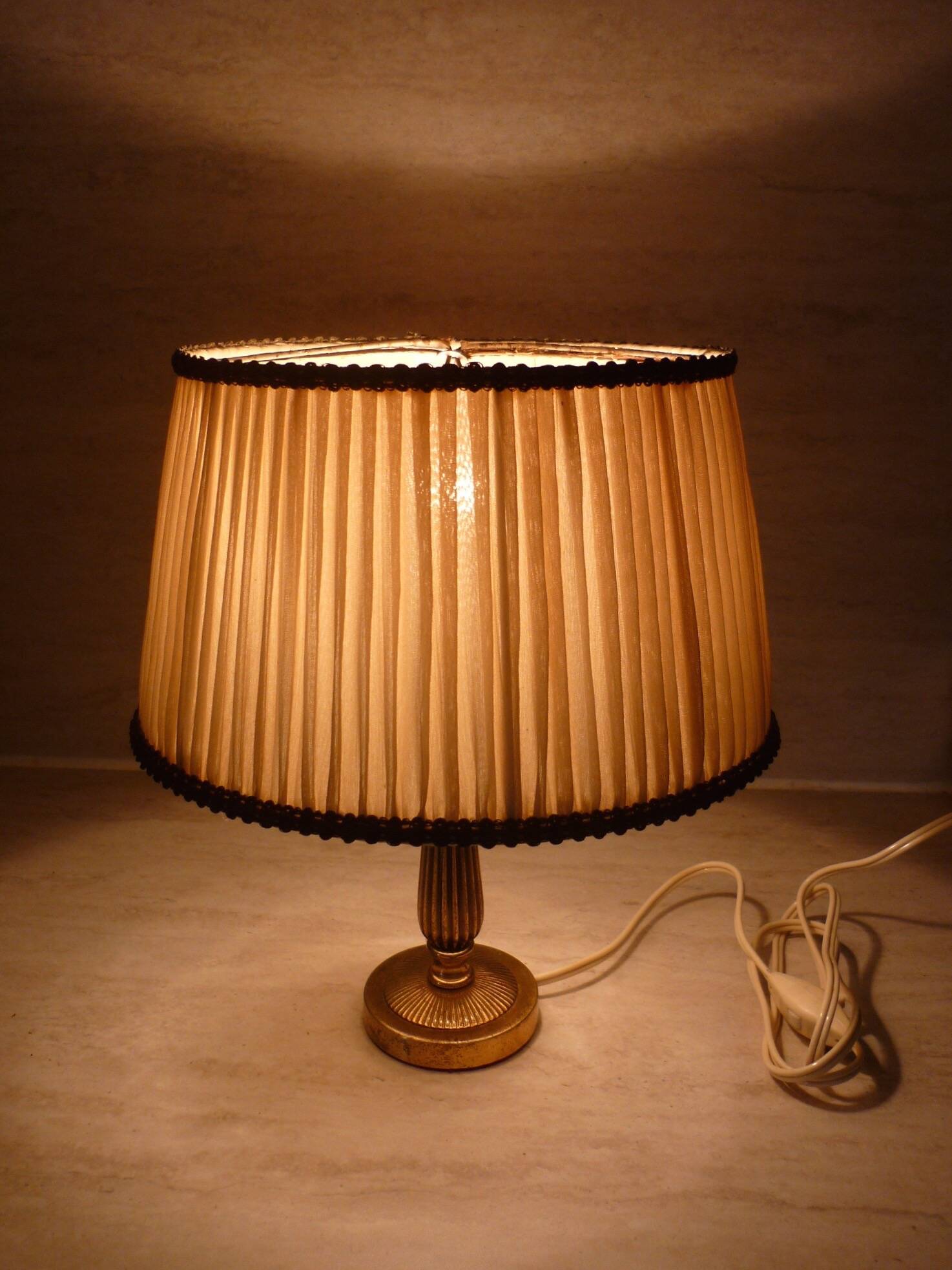 Empire style lamp in golden brass with pleated shade