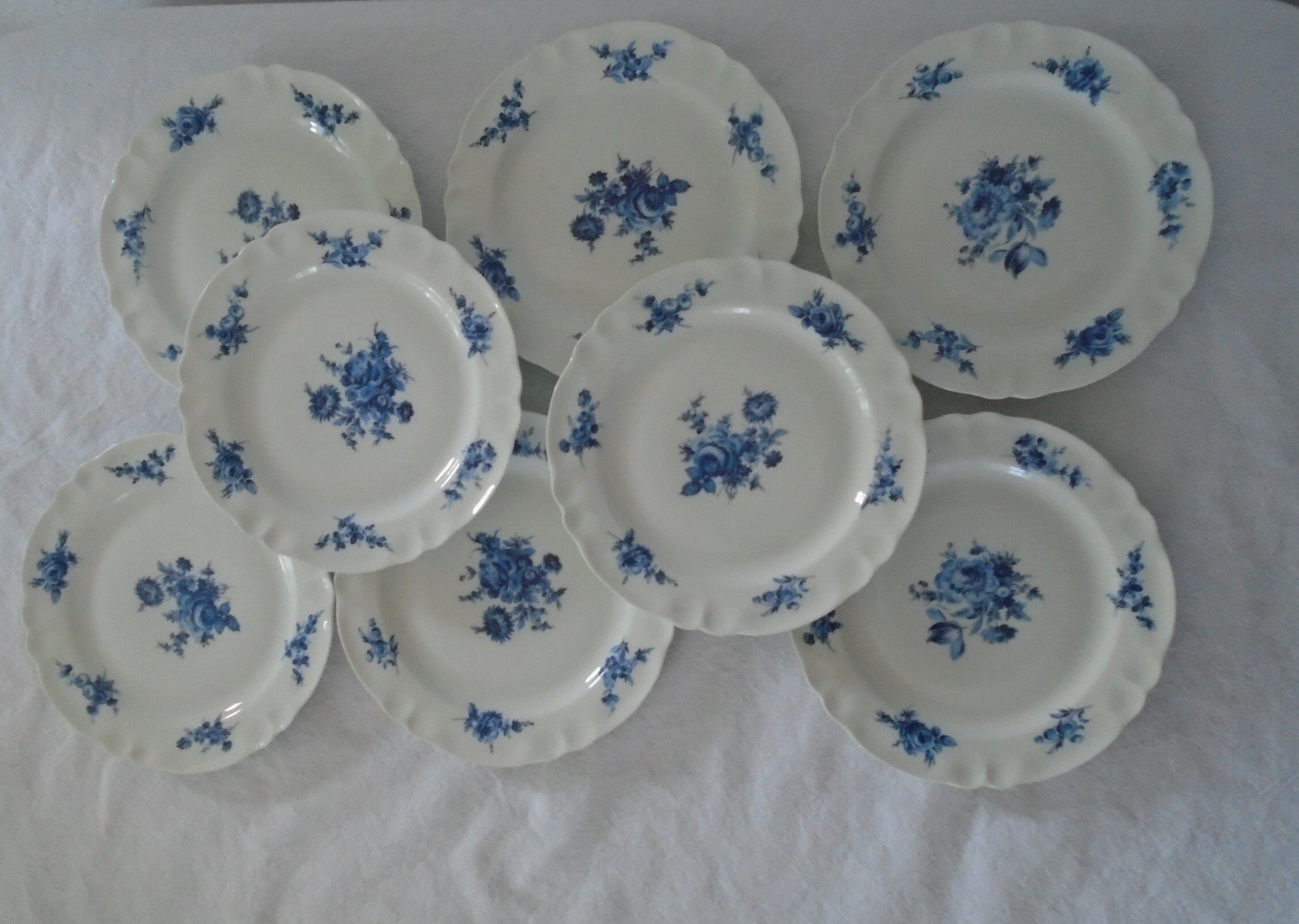 Set de 8 assiettes porcelaine de Limoges France décor fleurs bleues  diamètre 20 cm