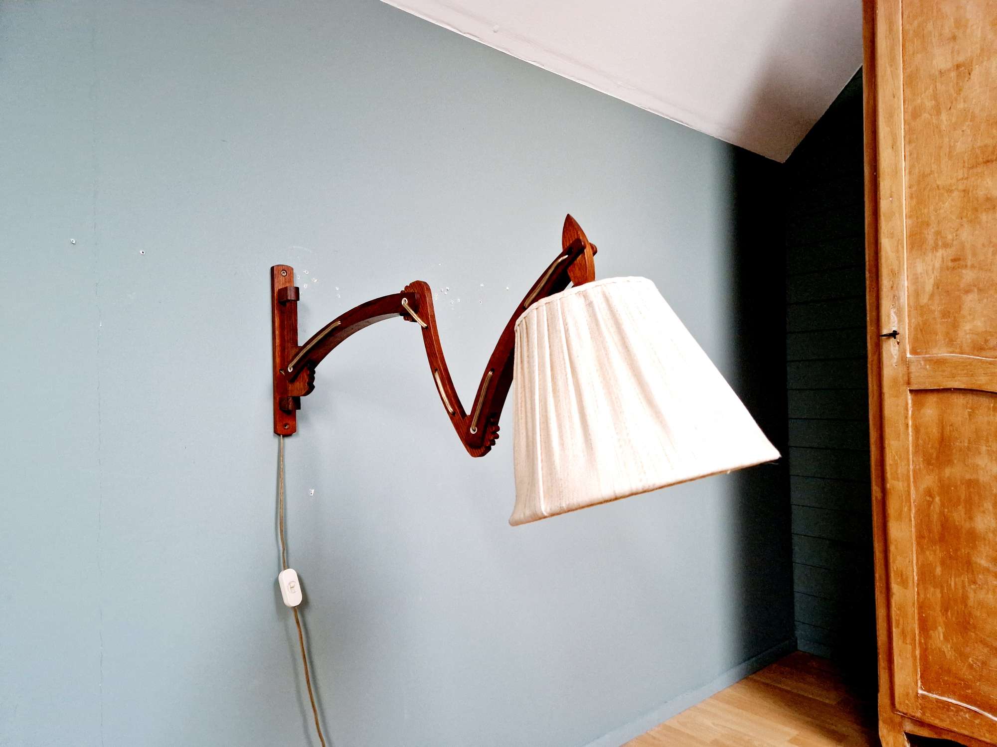 Scandinavian wall lamp scissors in teak, 1960s.