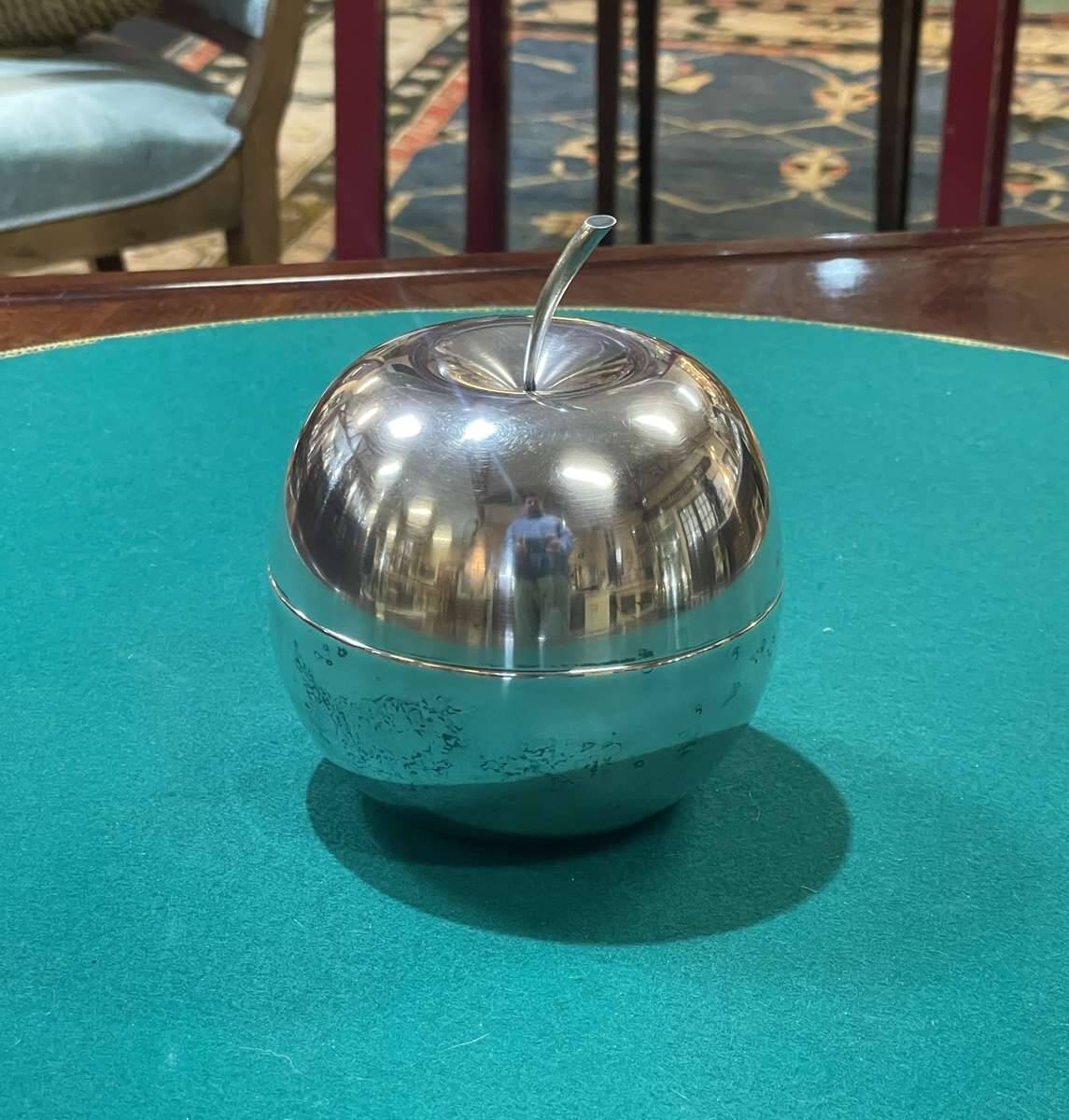 Bonbonnière en forme de pomme signée Fleuron