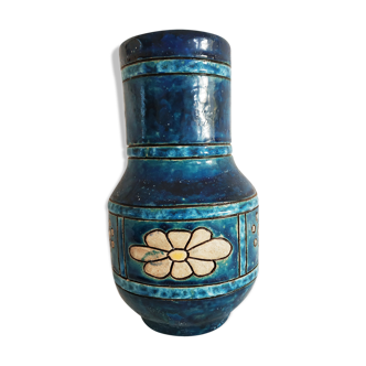 Vase bleu en céramique signé Triki motifs de fleurs